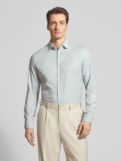 Männermodel trägt Slim Fit Business-Hemd mit Kentkragen von Jake*s, helles Design, Material-Mix mit Stretch-Anteil, Knopfleiste, Ganzkörperansicht von vorne.
