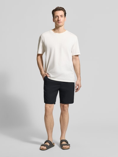 Männermodel trägt Shorts aus Leinen-Baumwoll-Mix Modell 'barton' von Matinique in Schwarz, Regular Fit, elastischer Bund mit Tunnelzug, Ganzkörperansicht von vorne.