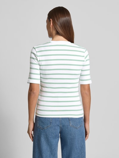 Frauenmodel trägt Basic T-Shirt Ringel O-Neck von Christian Berg Woman in Weiß mit grünen Streifen, körpernah, Halbarm, Ganzkörperansicht Rückansicht.