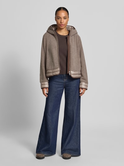 Modelka kobieca nosi Regular Fit Jacke mit Kapuze od FUCHS SCHMITT z futerka, zamek błyskawiczny dwustronny, kaptur, brąz, długość tyłu w rozmiarze 36: 57 cm, szerokość ramion w rozmiarze 36: 41 cm, szerokość w rozmiarze 36: 48 cm, długość rękawów w rozmiarze 36: 62 cm, pełny widok z przodu