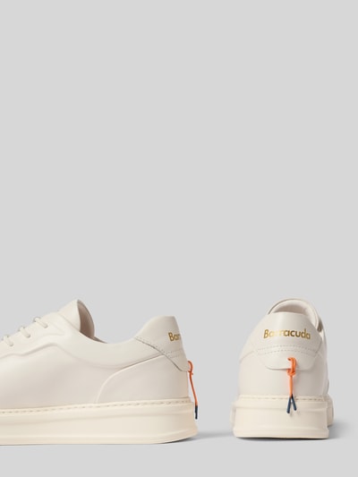 Produktfoto, Sneaker aus Leder mit Label-Detail von Barracuda, echte leer, afgeronde punt, vetersluiting, labeldetail, hakhoogte maat 44: 4 cm, schachthoogte maat 44: 8 cm, schachtbreedte maat 44: 9 cm, crèmekleurig met oranje en blauwe details, gladde structuur.