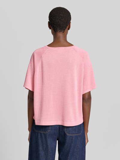 Frauenmodel trägt Strickshirt mit Rundhalsausschnitt von comma, Viskose-Mix in Rosa, lockerer Schnitt, Halbarm, Rückansicht Ganzkörperansicht.