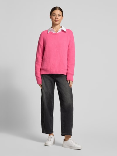 Vrouwenmodel draagt Oversized Fit Strickpullover mit Rundhalsausschnitt van Milano Italy in felroze, geribde boorden, strick-look, elastische materiaalmix, lange mouwen, voorkant hele lichaam