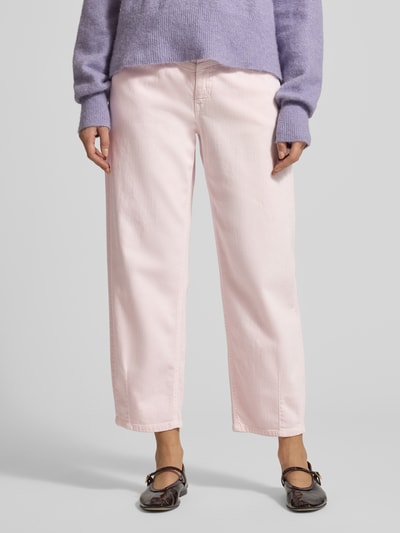Frauenmodel trägt Loose Fit Jeans mit Eingrifftaschen Modell 'Elin' von Cambio in zartrosa, verkürzte Passform, Nahaufnahme Unterkörper.