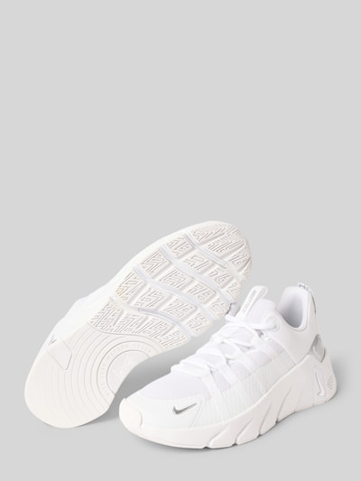 Produktfoto, Sneaker mit Logo-Detail Modell 'Metcon' von Nike in Weiß, abgerundete Passform, Schnürverschluss, Absatzhöhe 6 cm, Schafthöhe 7 cm, Schaftweite 6 cm, strukturierte Sohle, Damen Sneaker