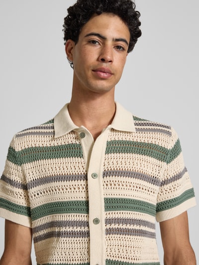 Männermodel trägt Modern Fit Freizeithemd in Strick-Optik mit Knopfleiste von Jack & Jones Premium aus reiner gewachster Baumwolle, Nahaufnahme Oberkörper.