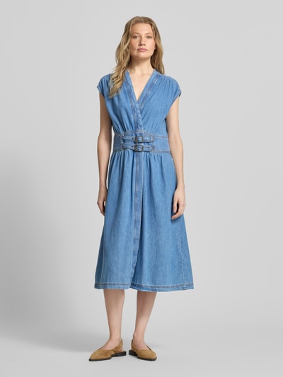 Frauenmodel trägt Midikleid in Denim-Optik Modell 'Love' von Bash aus reiner Baumwolle, taillierte Passform, V-Ausschnitt, Ganzkörperansicht von vorne