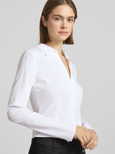 Frauenmodel trägt Schmal geschnittene Bluse mit Zweiwege-Reißverschluss von Review in Weiß, Baumwoll-Elasthan-Mix, Slim Fit, Nahaufnahme Oberkörper.