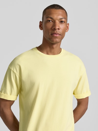 Männermodel trägt T-Shirt mit Ärmelaufschlag und Rundhalsausschnitt von Drykorn, Reine Baumwolle, Regular-Fit, Nahaufnahme Oberkörper.