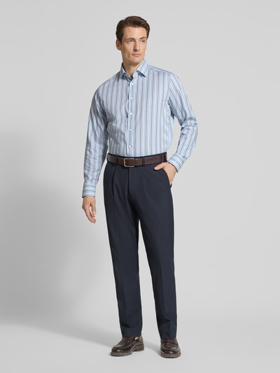 Männermodel trägt Regular Fit Business-Hemd mit Streifenmuster und Kentkragen von OLYMP, Reine Baumwolle, Ganzkörperansicht von vorne. Rückenlänge 83 cm, Schulterbreite 83 cm, Ärmellänge 66 cm bei Größe 40.