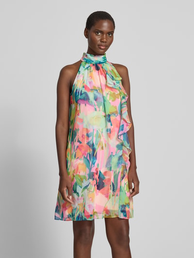 Frauenmodel trägt Cocktailkleid mit Stehkragen und Volants von Adrianna Papell, A-Linie, bunt gemustert, Minikleid, Ganzkörperansicht von vorne.