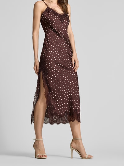 Frauenmodel trägt Cocktailkleid mit Spitzenbesatz Modell 'Jess' von Forever New, Material-Mix mit Viskose-Anteil, Braun mit weißen Punkten, Gerader-Schnitt, Midikleid, V-Ausschnitt, Rückenlänge 110 cm, Brustweite 34 cm, Ganzkörperansicht von vorne.