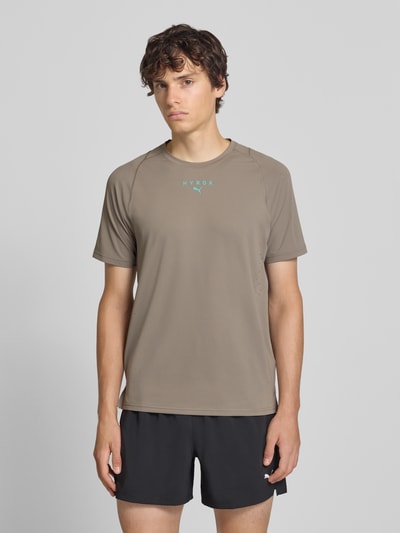 PUMA Performance t-shirt sportowy o kroju regular fit z nadrukiem z logo model 'PWRMODE' Szarobrązowy 4