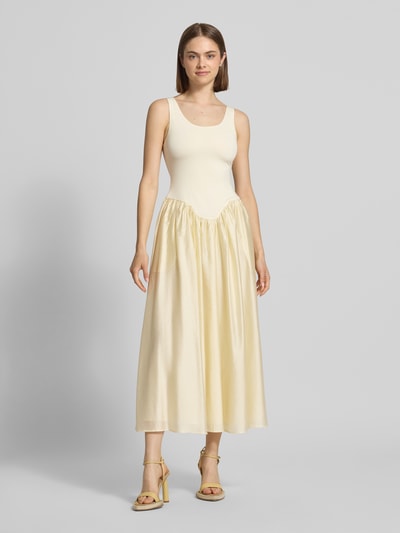 Frauenmodel trägt Abendkleid mit Rundhalsausschnitt Modell 'LORIE' von Bardot in Creme, A-Linie, Material-Mix mit Stretch-Anteil, Midikleid, Ganzkörperansicht von vorne.
