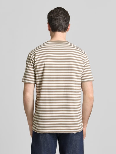 Männermodel trägt Regular Fit T-Shirt aus reiner Baumwolle von Marc O'Polo mit Allover-Streifenmuster, Label Stitching, Ganzkörperansicht Rückansicht.