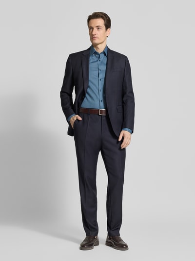 Männermodel trägt Body Fit Business-Hemd mit extra langem Arm von OLYMP Level Five in Blau, feine Struktur, Kentkragen, Ganzkörperansicht von vorne, Herrenhemd aus Baumwoll-Elasthan-Mix, Knopfleiste, Rückenlänge 82 cm, Schulterbreite 44 cm, Ärmellänge 72 cm.