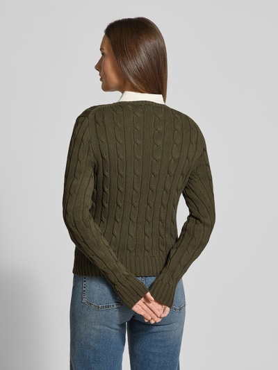 Frauenmodel trägt Strickpullover mit Zopfmuster Modell 'JULIANNA' von Polo Ralph Lauren in Reine Baumwolle Slim Fit, Rückenlänge 58 cm, Ganzkörperansicht Rückansicht.