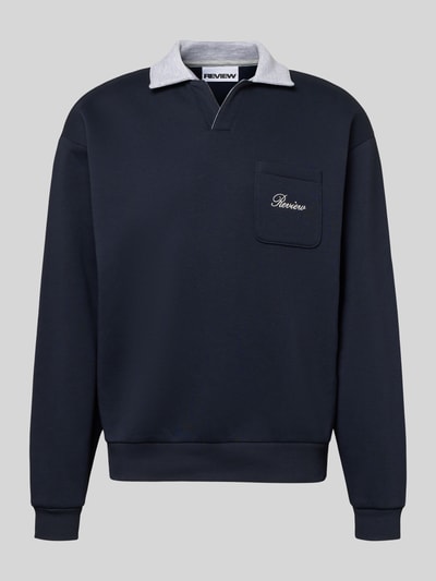 Productfoto, donkerblauwe Sweatshirt met Kontrastkragen en borstzak met logo-borduursel van REVIEW, regular fit, katoenmix, detailzicht.