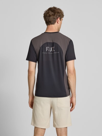 Männermodel trägt Herren T-Shirt mit Logo Modell 'DIVISION' von HALO, Material-Mix mit Stretch-Anteil, Regular-Fit, Rückenansicht, Ganzkörperansicht Rückansicht.