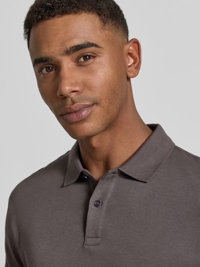 Männermodel trägt Regular Fit Poloshirt aus reiner Baumwolle von Christian Berg Men in Grau, dezente Struktur, Nahaufnahme Oberkörper.