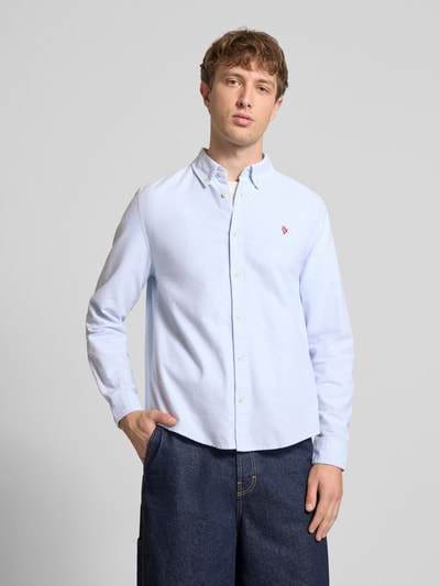 Männermodel trägt Regular Fit Freizeithemd mit Button-Down-Kragen und Stitching von REVIEW, aus Reine Baumwolle, Ganzkörperansicht von vorne. Rückenlänge 43 cm, Schulterbreite 54 cm, Ärmellänge 67 cm, hellblau, glatte Textur.