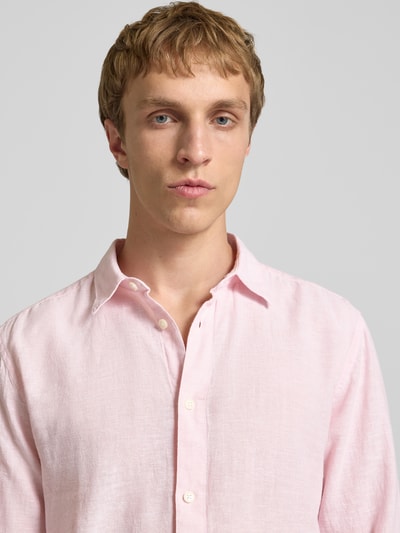 Männermodel trägt Slim Fit Freizeithemd aus Baumwoll-Leinen-Mix Modell 'CAIDENLS SOLID' von Only & Sons, Optik: Unifarben, Nahaufnahme Oberkörper.