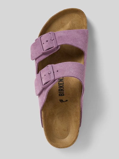 Produktfoto, Sandały z naturalnej skóry z zaokrąglonym czubkiem, sprzączki, fakturowana podeszwa, detal z logo, Model 'Arizona' marki Birkenstock, wysokość obcasa 3 cm dla rozmiaru 40.