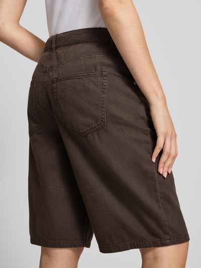 Kobiece model prezentuje szorty jeansowe Regular Fit Jeansshorts aus reiner Baumwolle Modell 'MATE-SILLA' od ONLY, widok całej sylwetki z tyłu