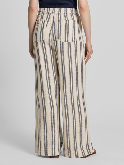Vrouwenmodel draagt wide leg broek van viscosemix met linnen en tunnelkoord model 'LACEY' van Mustang, strepen, steekzakken, achterzak, binnenbeenlengte maat 36: 80 cm, bandwijdte maat 36: 40 cm, wide leg fit, mix van linnen en viscose, model 'LACEY', productdetails zichtbaar, volledige lichaamsweergave achteraan.