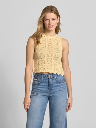 Frauenmodel trägt Stricktop mit Rundhalsausschnitt Modell 'ZURI' von JJXX aus Reine Baumwolle, Körpernaher-Schnitt, Rückenlänge Größe S: 45 cm, Ganzkörperansicht von vorne.