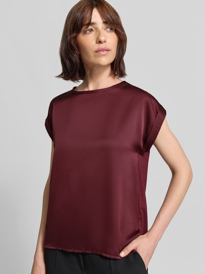 Frauenmodel trägt T-Shirt aus Satin mit Rundhalsausschnitt Modell 'ELLETTE' von VILA in Bordeaux, glatte Textur, Ganzkörperansicht von vorne. Damen T-Shirt Regular Fit, Ärmel mit Aufschlag, Rückenlänge 58 cm bei Größe 36.