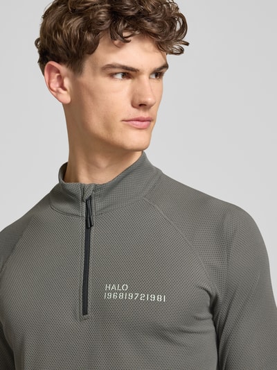 Männermodel trägt heren shirt met lange mouwen met opstaande kraag en ritssluiting, labelprint, model 'SORONA' van HALO in regular fit, grijs met fijne textuur, ruglengte bij maat M 70 cm, nahaufnahme bovenlichaam.