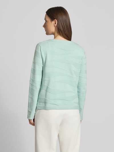 Vrouwenmodel draagt Regular Fit Pullover aus reiner Baumwolle van Tom Tailor in effen mintgroen, structuurpatroon, fijngebreid katoen, ronde hals, lange mouwen, rolzoom, rugaanzicht volledige lichaamsweergave.