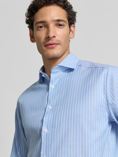 Männermodel trägt Modern Fit Businesshemd aus reiner Baumwolle von OLYMP, hellblau mit weißen Streifen, Nahaufnahme Oberkörper, Herren Businesshemd von OLYMP
