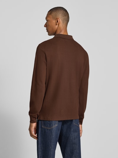 Männermodel trägt Slim Fit Pullover aus Baumwoll-Mix von Polo Ralph Lauren in Braun, kombiniert mit blauer Jeans, Ganzkörperansicht Rückansicht.