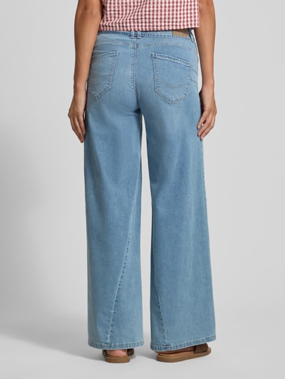 Frauenmodel trägt Wide Fit Jeans mit Zierschleife von MAC in Hellblau, Baumwoll-Mix, 5-Pocket-Design, Ganzkörperansicht Rückansicht.
