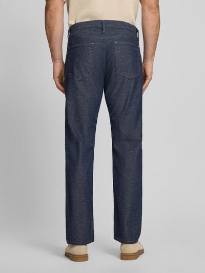 Männermodel trägt Relaxed Straight Fit Jeans mit Eingrifftaschen von GAP, Reine Baumwolle, dunkelblaue Jeansoptik, Ganzkörperansicht Rückansicht.