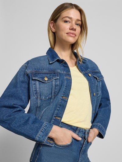 Kobiece model prezentuje damski t-shirt 'T-Shirt mit Rundhalsausschnitt und Rollsaum' von Rich & Royal, bawełna, krój straight fit, okrągły dekolt, zrolowany brzeg, długość tyłu w rozmiarze S: 63 cm, całe ciało z przodu