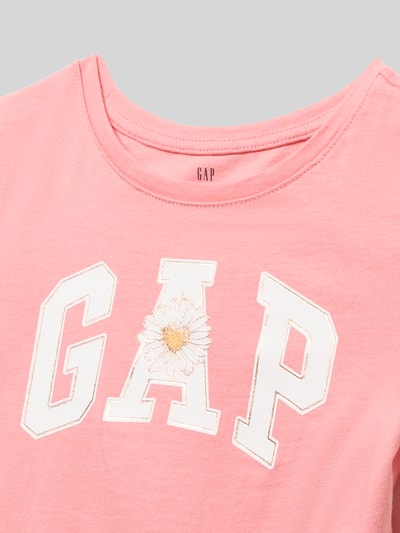 Produktfoto, T-Shirt mit Logo und Rundhalsausschnitt von GAP, różowy kolor, dekoracyjne białe logo z margerytką, czysta bawełna, krój regular fit, długość pleców w rozmiarze 116: 41 cm, dziecięca koszulka