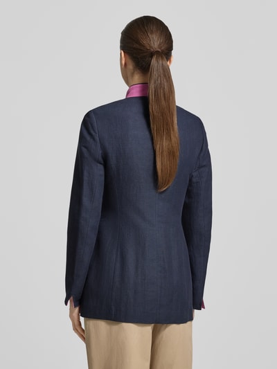 Vrouwenmodel draagt Slim Fit Blazer aus Leinen-Baumwoll-Mix van WHITE LABEL, donkerblauw, steekzakken, staande kraag, ruglengte 71 cm, borstwijdte 44 cm, mouwlengte 64 cm, ganzlichaamsaanzicht achteraan.
