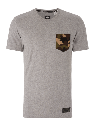 adidas Originals T-Shirt mit gemusterter Brusttasche Hellgrau Melange 1