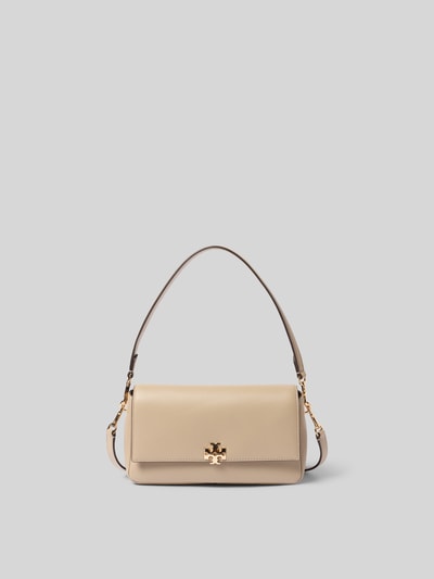 Produktfoto, Shoulder Bag mit Logo-Detail von Tory Burch in Beige mit Überschlag, Hauptfach, abnehmbare Schulterriemen, Magnetverschluss, Innenfach mit Reißverschluss, Maße: 24 cm Breite, 12 cm Länge, 8 cm Tiefe, strukturierte Oberfläche