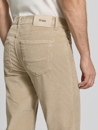 Männermodel trägt beigefarbene Straight Fit Cordhose aus Baumwoll-Mix Modell 'Mythos Flex Cord' von Brax, Ganzkörperansicht Rückansicht, Herren Cordhose von Brax