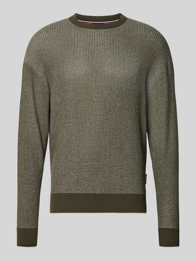 Produktfoto, Regular Fit Strickpullover aus reiner Baumwolle von HECHTER PARIS in Olivgrün, Rundhalsausschnitt, elastische Abschlüsse, feine Strickstruktur, Herren Modell, Rückenlänge 63 cm, Ärmellänge 61 cm