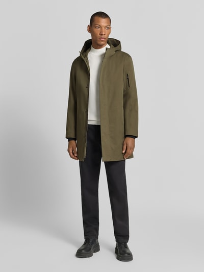 Męski model nosi Regular Fit Parka aus Baumwoll-Mix Modell 'Globe Evo' od g-lab w kolorze oliwkowym, gładka tkanina, kaptur, kieszeń na rękawie, kieszenie boczne, elastyczne mankiety, długość tyłu 90 cm w rozmiarze M, szerokość ramion 44 cm w rozmiarze M, szerokość klatki 42 cm w rozmiarze M, długość rękawa 66 cm w rozmiarze M, całkowity widok z przodu.