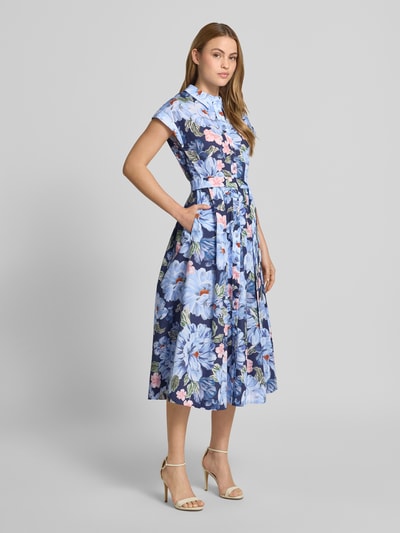 Frauenmodel trägt Midikleid mit floralem Allover-Print von Oui, Reine Baumwolle, Taillierte Passform, Ganzkörperansicht von vorne.