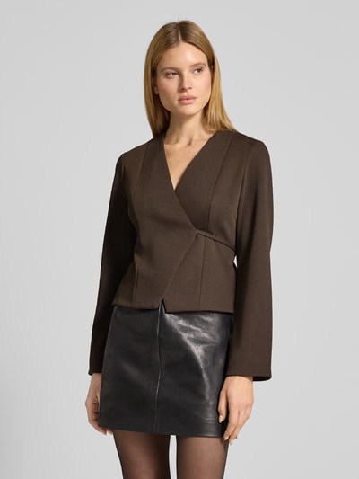 Frauenmodel trägt Blazer mit V-Ausschnitt Modell 'Simmi' von Neo Noir im Elastischer-Material-Mix, taillierte Passform, Wickel-Optik, Ganzkörperansicht von vorne.