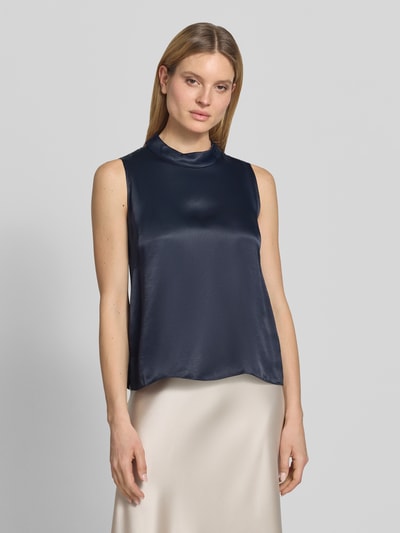 Vrouwenmodel draagt Regular Fit Blusentop uit pure viscose model 'BAURINA' van BOSS, effen, satijn, ronde hals, vooraanzicht busteshot.