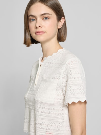 Frauenmodel trägt Damen T-Shirt in Strick-Optik Modell 'Serin' von OH APRIL, cremefarben, Baumwoll-Viskose-Mix, Muschelsaum, Brusttaschen, Nahaufnahme Oberkörper.