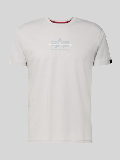 Produktfoto, T-Shirt mit Label-Detail von Alpha Industries, biała bawełna, prosty krój, okrągły dekolt, długość pleców w rozmiarze M: 68 cm
